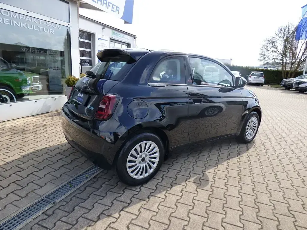 Neu Fiat 500e Red 86 kW (118 PS) 2025 Colore esterno (onyx schwarz) Kleinwagen