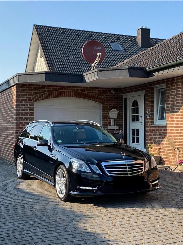Schwarz Gebraucht 2011 Mercedes E350 AMG Kombi | 9.700 € (Etwas zu teuer) - Bild 1/4