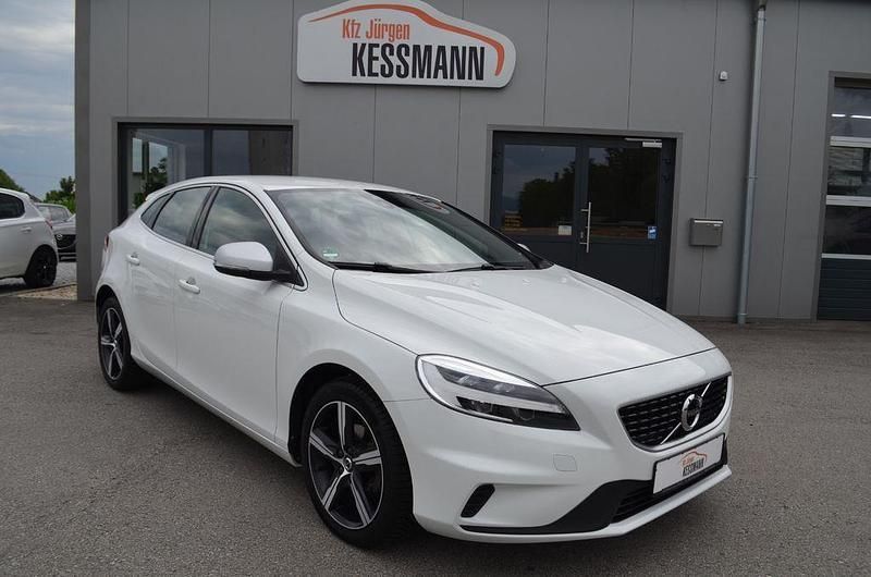 Weiß Gebraucht 2019 Volvo V40 R-Design Kombi | 14.300 € (Fairer Preis) - Bild 1/4