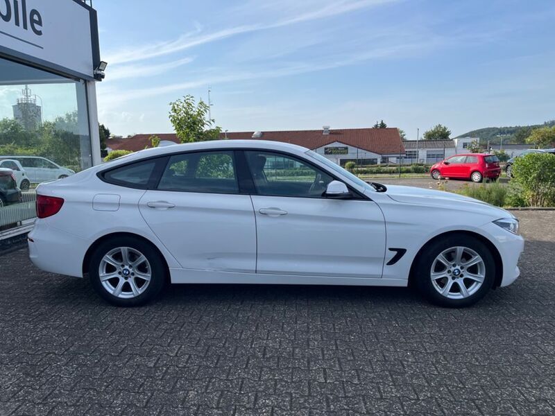 Gebraucht BMW 318 Sport Line 150 PS (110 kW) 2017 Weiß Limousine