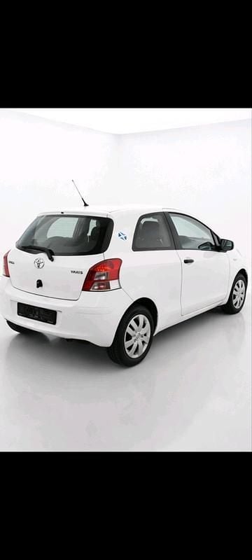 Gebraucht Toyota Yaris 69 PS (50 kW) 2011 Weiß Kleinwagen