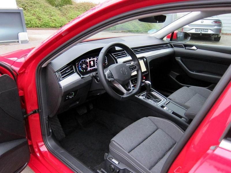 Gebraucht VW Passat Business 122 PS (89 kW) 2023 Rot Limousine
