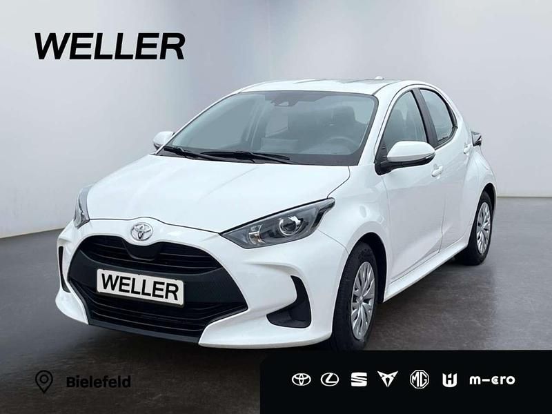 Weiss Gebraucht 2023 Toyota Yaris Comfort Limousine | 13.680 € (Guter Preis) - Bild 1/3