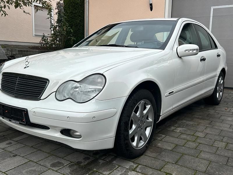Weiß Gebraucht 2002 Mercedes C220 Limousine | 2.500 € (Fairer Preis) - Bild 1/4