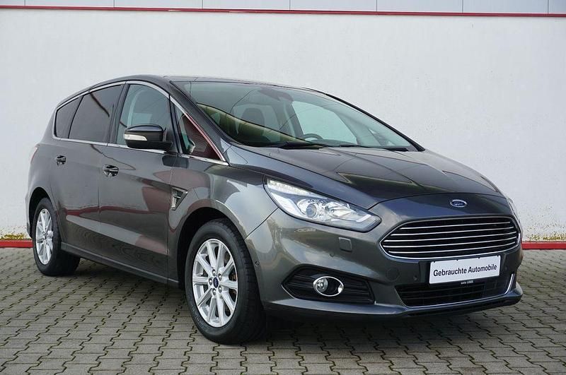 Grau Gebraucht 2017 Ford S-MAX Titanium Van / Kleinbus | 9.890 € (Guter Preis) - Bild 1/4