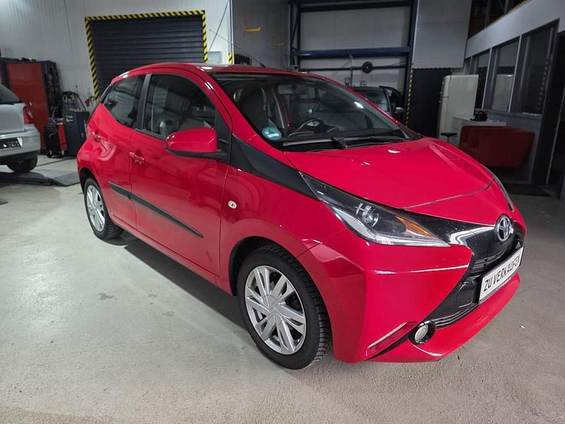 Gebraucht Toyota Aygo X-play 69 PS (50 kW) 2016 Rot Kleinwagen
