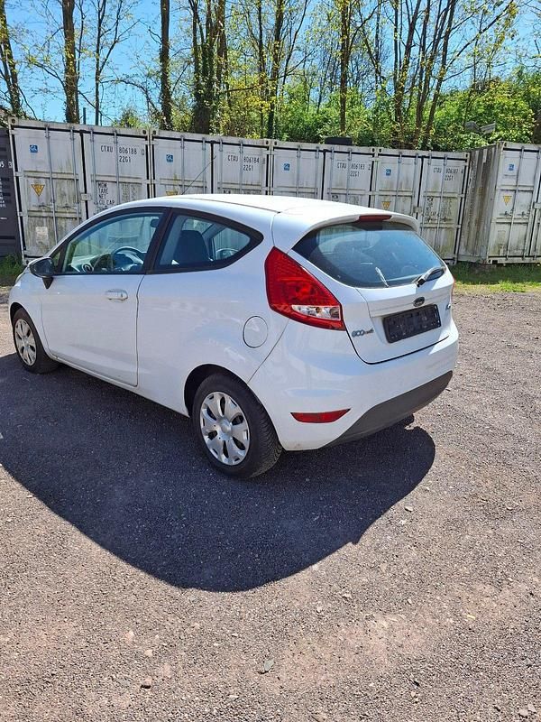 Gebraucht Ford Fiesta 90 PS (66 kW) 2009 Weiß Limousine