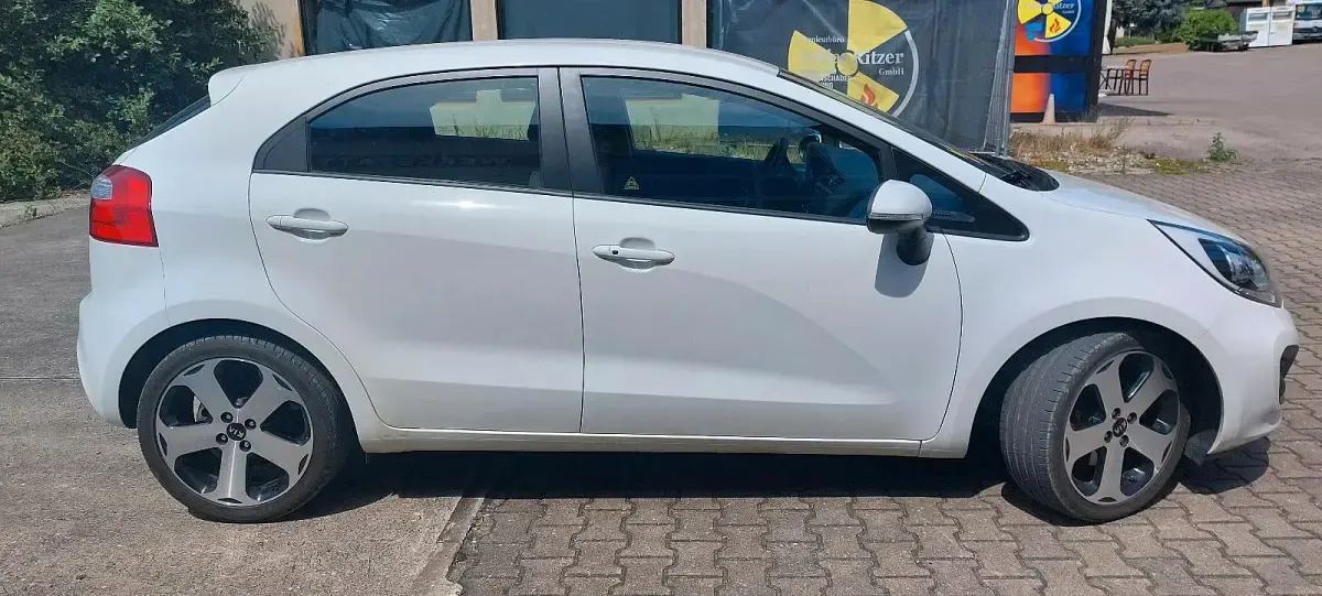 Gebraucht Kia Rio 90 PS (66 kW) 2012 Weiß Limousine