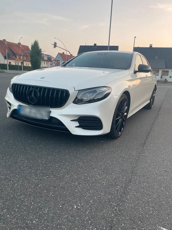 Weiß Gebraucht 2016 Mercedes E220 AMG line Limousine | 24.600 € (Teuer) - Bild 1/4