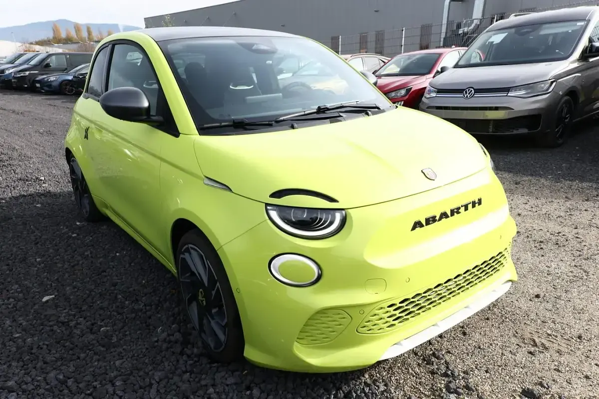 Neu Abarth 500e Turismo 114 kW (155 PS) 2025 Acid green Kleinwagen