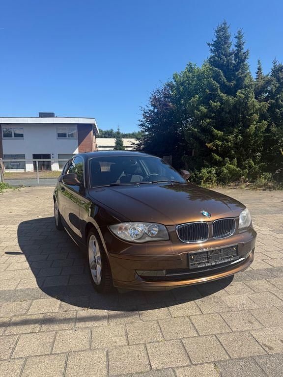 Braun Gebraucht 2011 BMW 116 Kleinwagen | 4.700 € (Fairer Preis) - Bild 1/4
