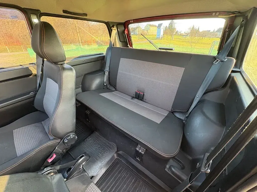 Używany Lada Urban 83 KM (61 kW) 2017 Czerwony SUV