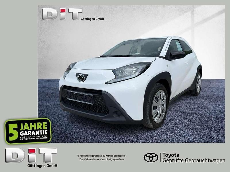 Super white 2 Gebraucht 2022 Toyota Aygo Play Kleinwagen | 11.690 € (Superpreis) - Bild 1/4