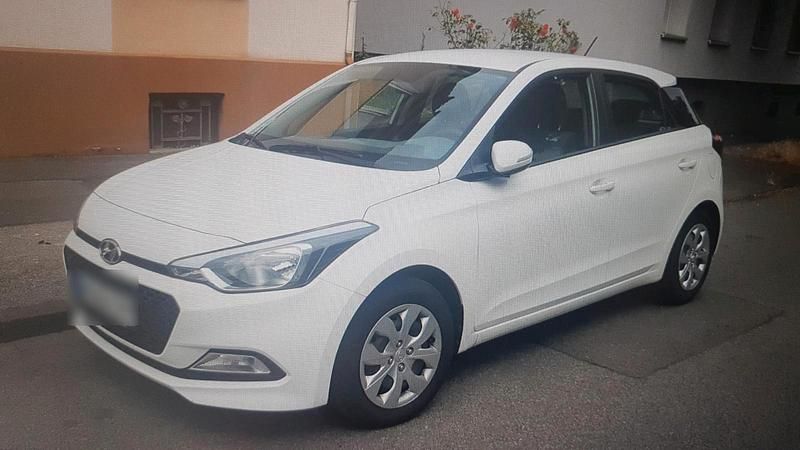 Weiß Gebraucht 2017 Hyundai i20 Active Limousine | 5.500 € (Superpreis) - Bild 1/4