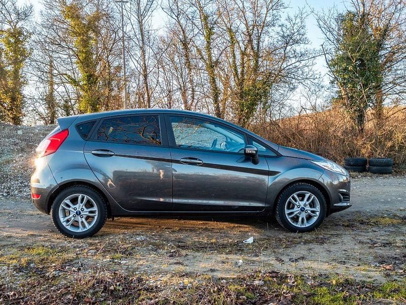 Gebraucht Ford Fiesta Celebration 82 PS (60 kW) 2016 Grau Limousine