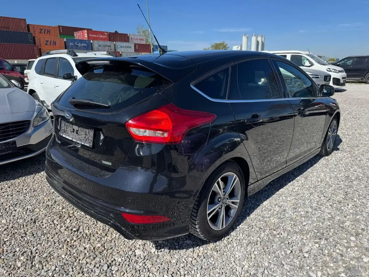 Gebraucht Ford Focus Titanium 125 PS (91 kW) 2015 Schwarz Limousine