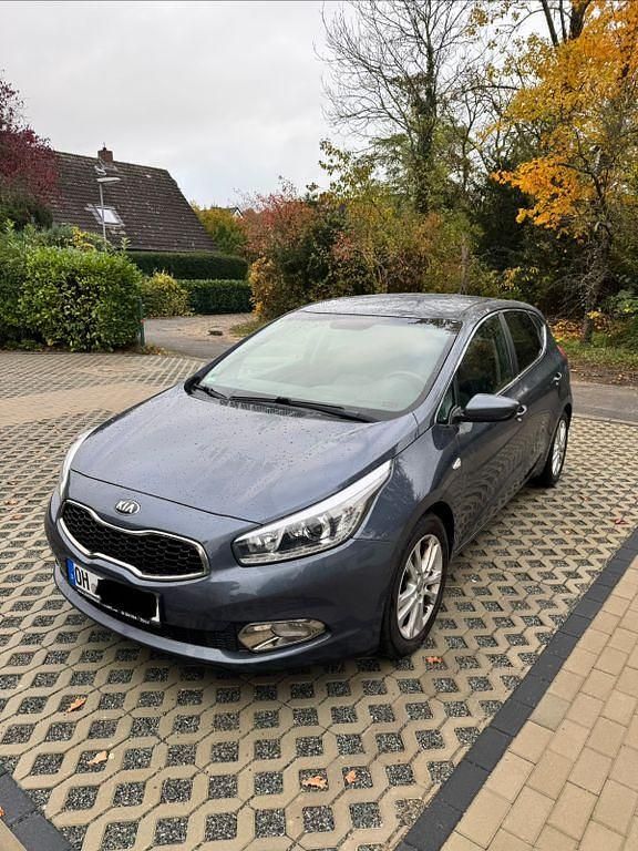 Gebraucht 2015 Kia Ceed DREAM-TEAM Edition Kleinwagen | 8.900 € (Fairer Preis) - Bild 1/4