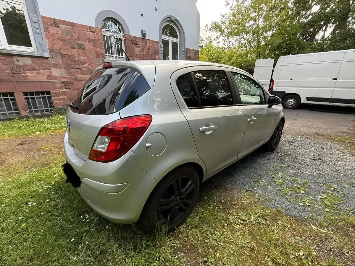 Usado Opel Corsa 86 HP (63 kW) 2013 Prateado Citadino