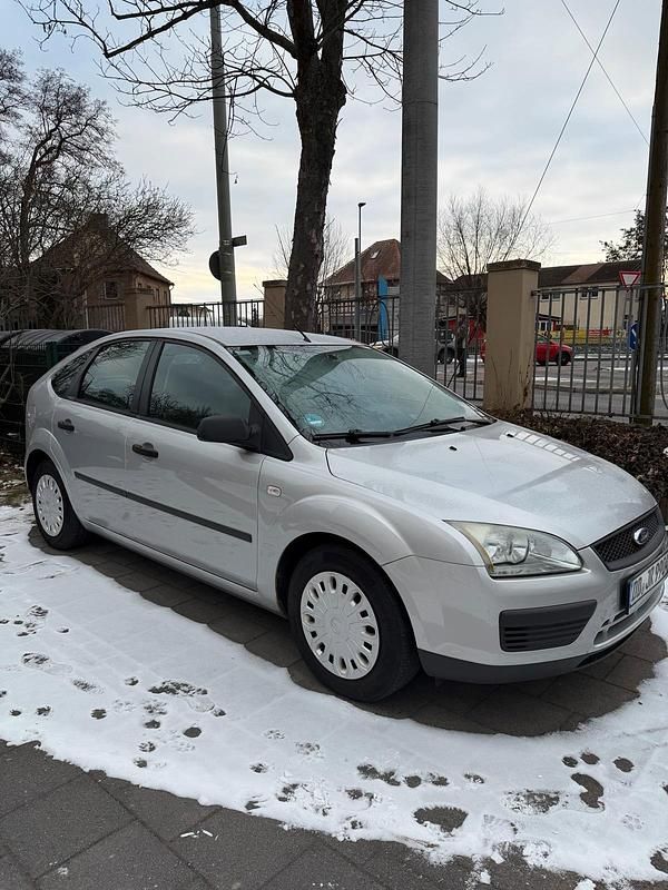 Grau Gebraucht 2005 Ford Focus Limousine | 3.199 € (Fairer Preis) - Bild 1/4