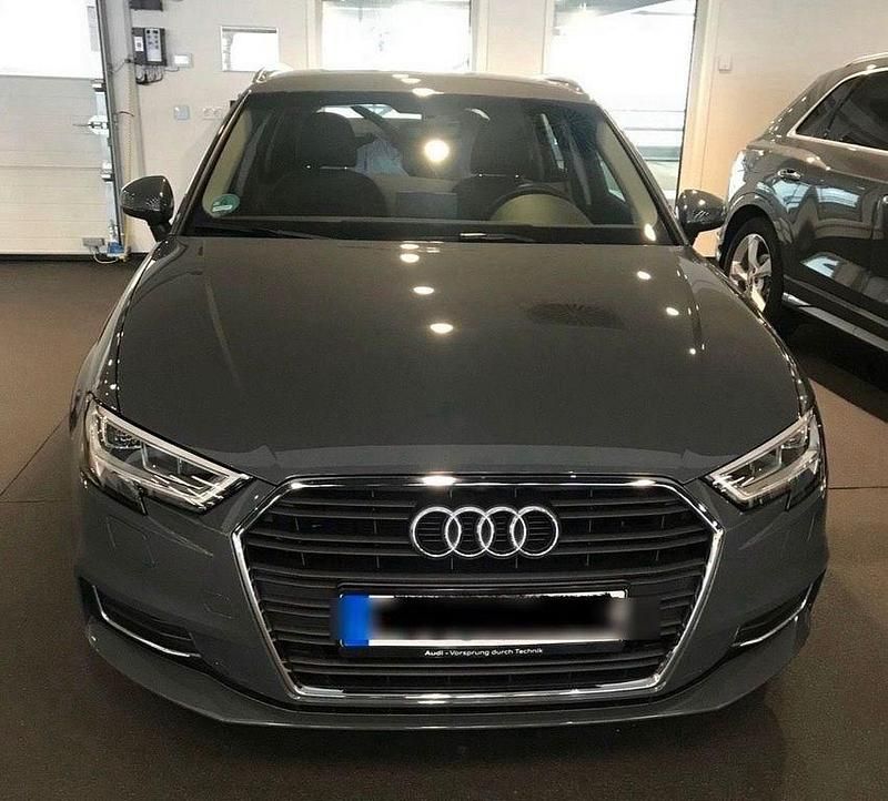 Grau Gebraucht 2019 Audi A3 Sportback Design Limousine | 16.990 € (Fairer Preis) - Bild 1/1