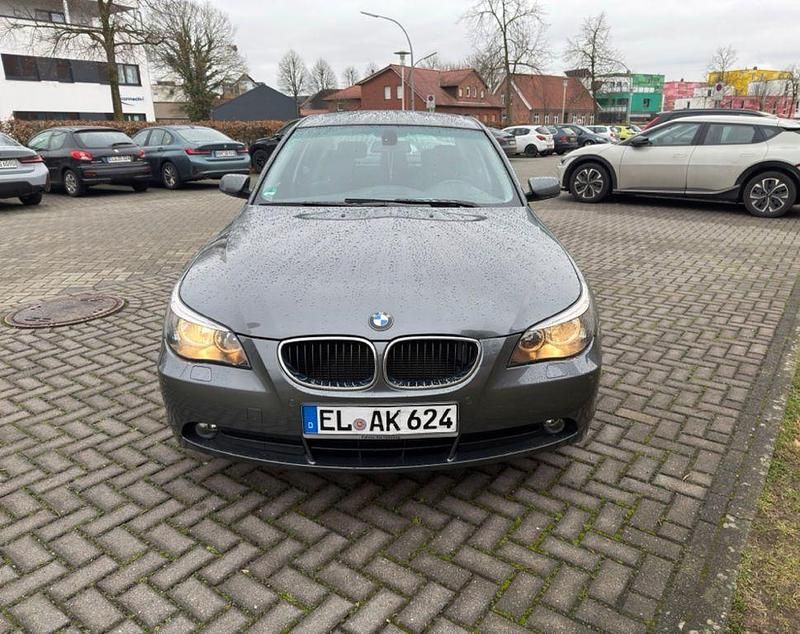 Grau Gebraucht 2005 BMW 523 Limousine | 6.999 € (Fairer Preis) - Bild 1/4
