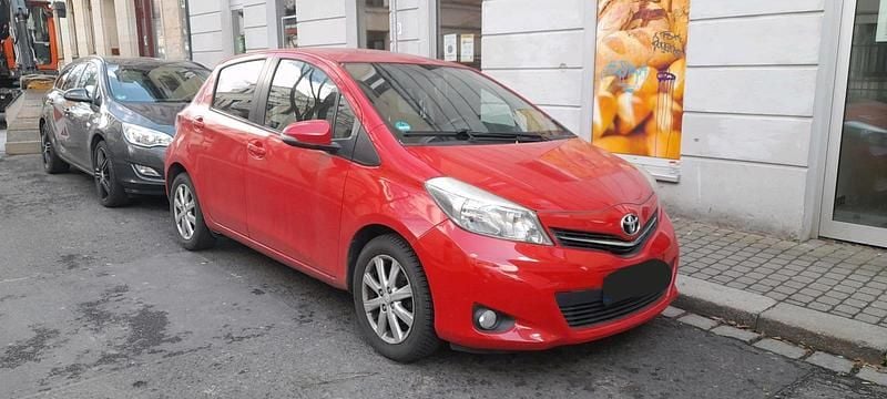 Gebraucht Toyota Yaris 99 PS (72 kW) 2012 Rot Kleinwagen