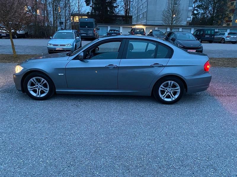Gebraucht BMW 318 2011 Grau Limousine