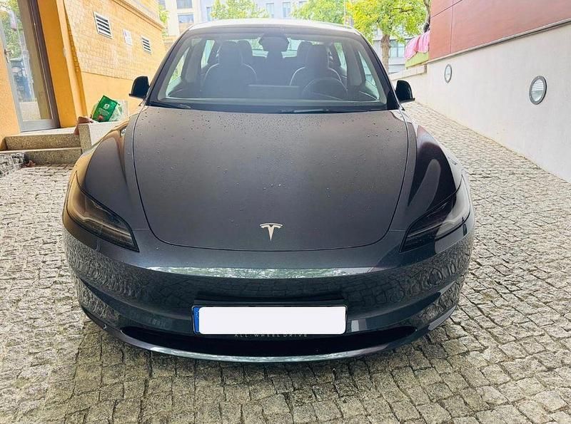 Grau Gebraucht 2023 Tesla Model 3 Limousine | 33.900 € (Etwas zu teuer) - Bild 1/4
