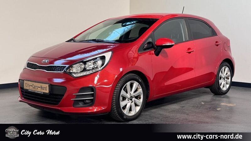 Signalrot met. Gebraucht 2016 Kia Rio 2 Limousine | 13.499 € (Teuer) - Bild 1/3