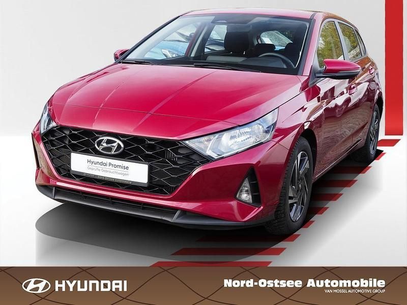 Dragon red / met Gebraucht 2023 Hyundai i20 Select Limousine | 15.490 € (Fairer Preis) - Bild 1/4