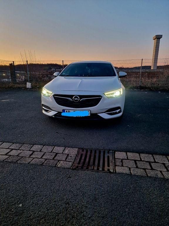 Usado Opel Insignia Dynamic 260 HP (191 kW) 2017 Branco Sedan