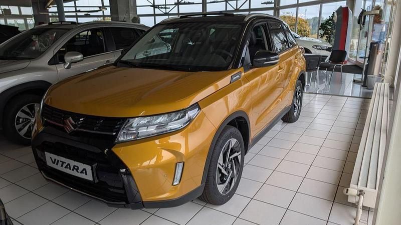 Solar yellow pearl metallic/co Neu 2025 Suzuki Vitara Comfort+ SUV | 31.990 € (Teuer) - Bild 1/4