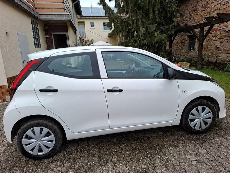 Weiß Gebraucht 2021 Toyota Aygo Kleinwagen | 6.490 € (Guter Preis) - Bild 1/4