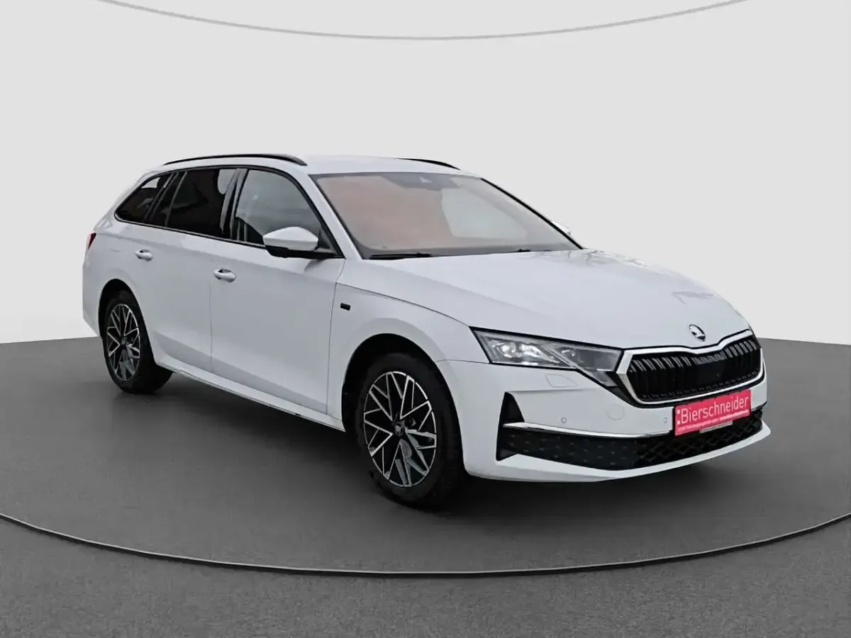 Gebraucht Skoda Octavia Tour 150 PS (110 kW) 2025 Moonweiß perleffekt Kombi