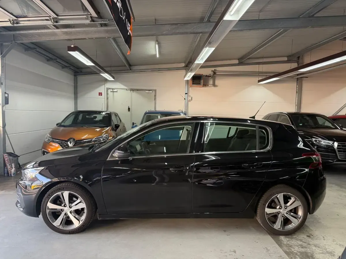 Gebraucht Peugeot 308 Allure 131 PS (96 kW) 2019 Schwarz Limousine