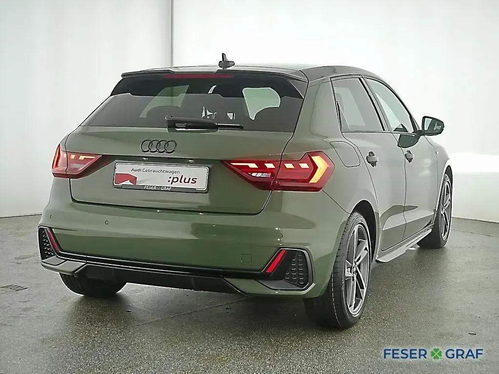 Gebraucht Audi A1 Sportback Ambiente 116 PS (85 kW) 2025 Distriktgrün metallic Kleinwagen