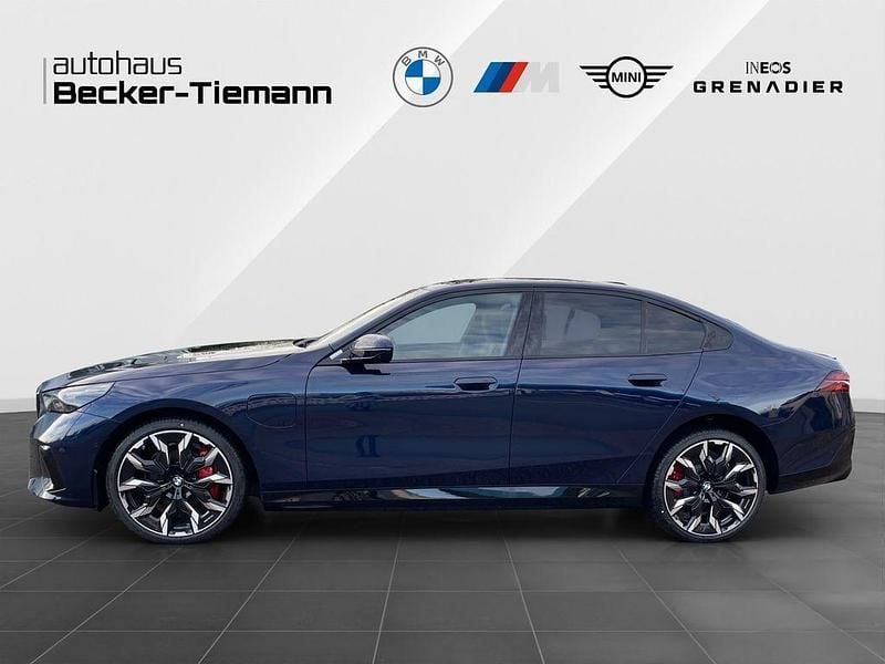 Neu BMW 550e Exclusive 489 PS (359 kW) 2025 Blau Limousine