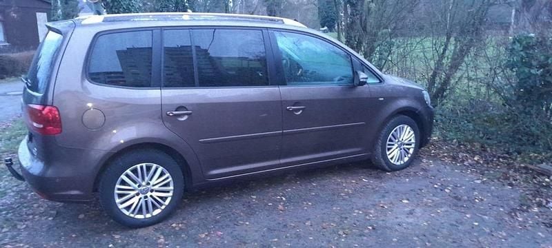 Braun Gebraucht 2015 VW Touran Cup Van / Kleinbus | 5.000 € (Guter Preis) - Bild 1/4
