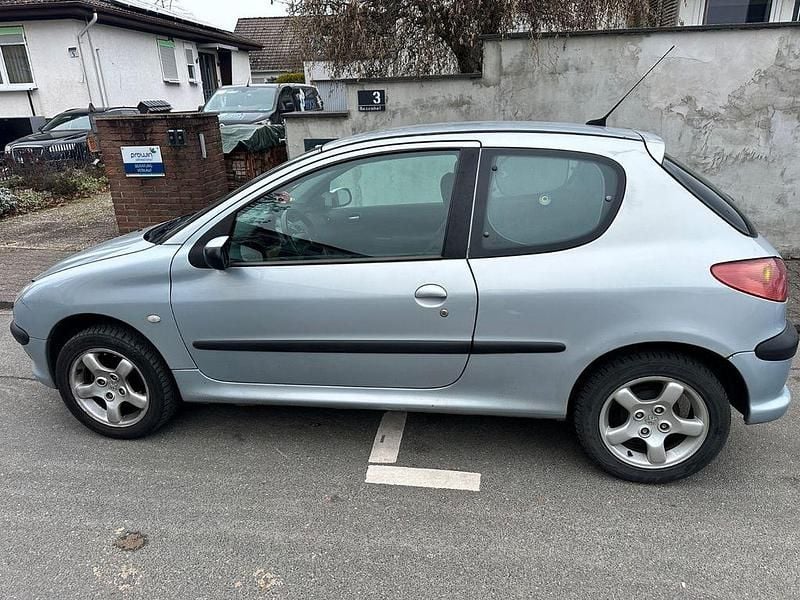 Grau Gebraucht 2004 Peugeot 206 Limousine | 2.500 € (Fairer Preis) - Bild 1/4