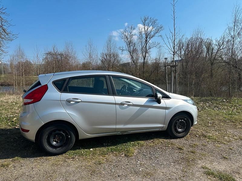 Gebraucht Ford Fiesta 95 PS (69 kW) 2012 Silber Kleinwagen