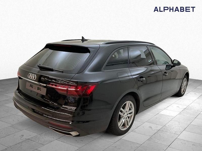 Gebraucht Audi A4 Basis 163 PS (119 kW) 2022 Mythosschwarz Kombi