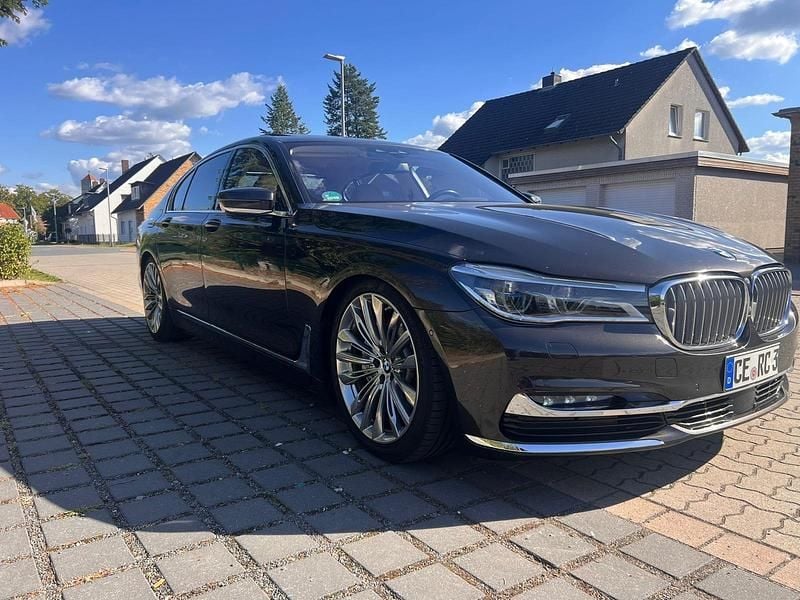 Braun Gebraucht 2016 BMW 740 Luxury Line Limousine | 25.999 € (Fairer Preis) - Bild 1/4