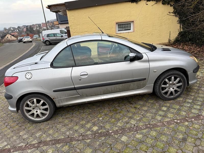 Gebraucht Peugeot 206 CC 136 PS (100 kW) 2001 Silber Cabrio