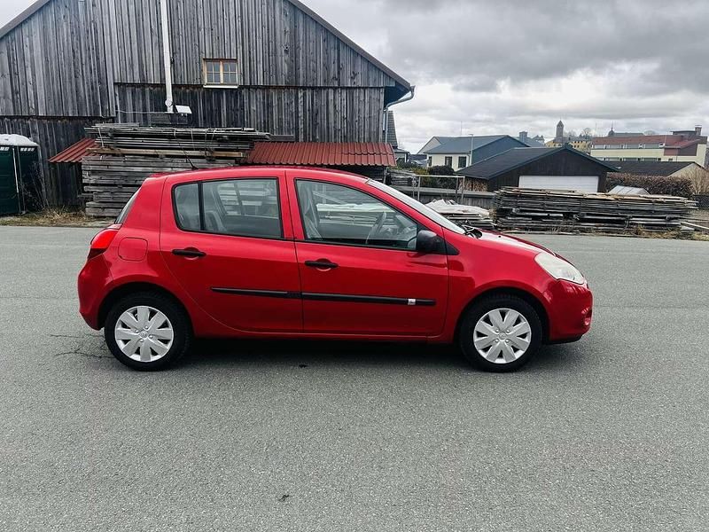 Second-hand Renault Clio II Expression 75 CP (55 kW) 2009 Roșu Hatchback