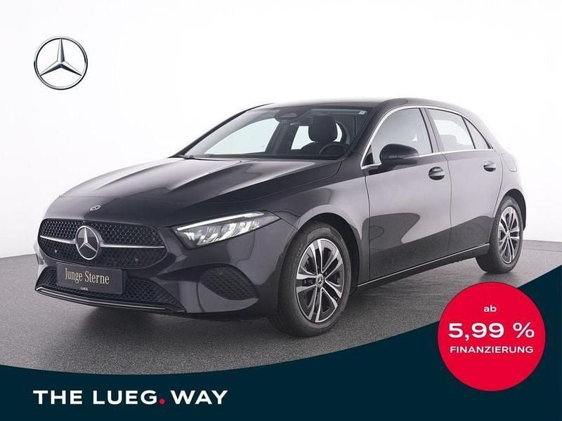Metalliclack kosmosschwarz Gebraucht 2024 Mercedes A200 Progressive Limousine | 30.245 € (Fairer Preis) - Bild 1/4