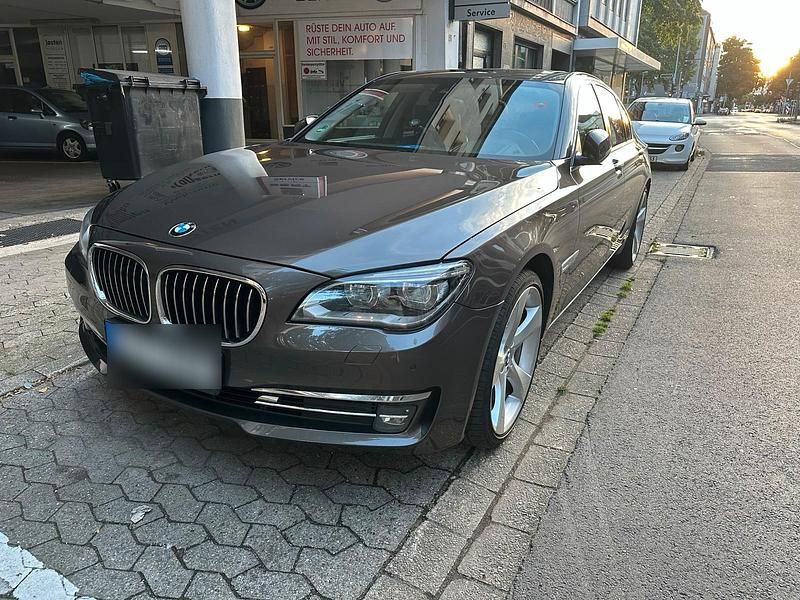 Braun Gebraucht 2012 BMW 740 Limousine | 18.690 € (Teuer) - Bild 1/4