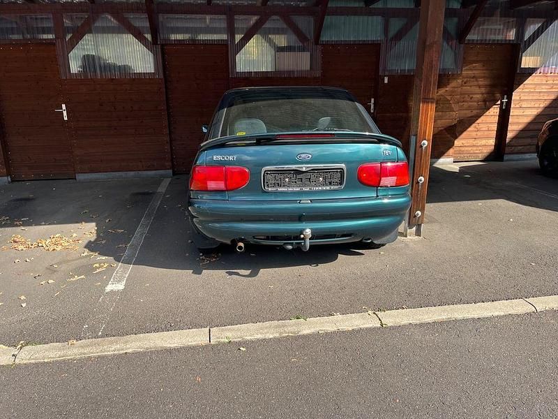Grün Gebraucht 2000 Ford Escort Limousine | 1.500 € (Fairer Preis) - Bild 1/4