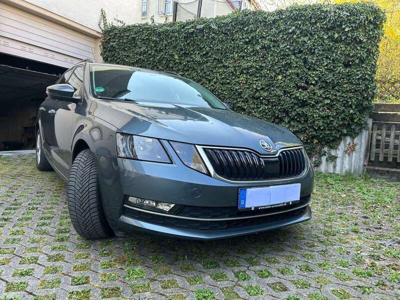 Grau Gebraucht 2019 Skoda Octavia Kombi | 13.900 € (Fairer Preis) - Bild 1/4