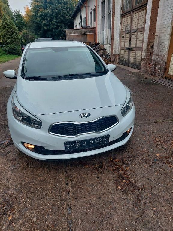 Gebraucht 2013 Kia Ceed Attract Limousine | 5.850 € (Guter Preis) - Bild 1/4