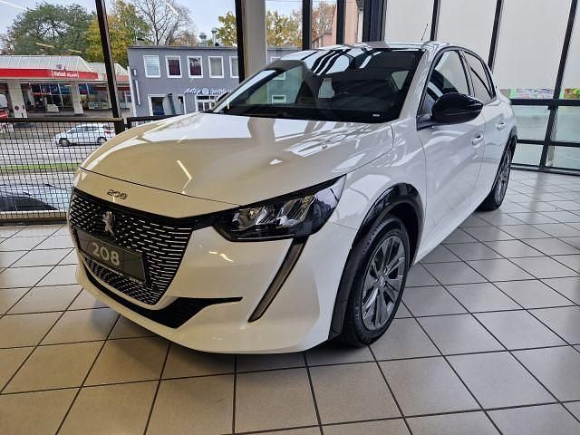 Gebraucht Peugeot e-208 Allure+ 100 kW (136 PS) 2023 Weiß Kleinwagen